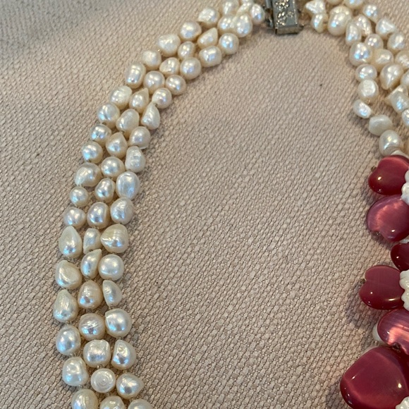 Elegant Pearl and Floral Necklace - Picture 7 of 12